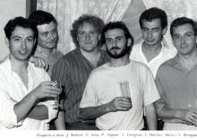 Hivern de 1986 (València). Isidre Martínez Marzo (segon per la dreta) amb alguns companys lletraferits assidus de la tertúlia d’El Trovador. D’esquerra a dreta: Josep Ballester, Enric Sòria, Pasqual Alapont, Antoni Torregrossa i Vicent Berenguer.