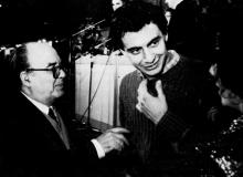Desembre de 1986 (Sabadell). L’autor a punt de ser felicitat per Vicent Andrés Estellés en la XXVI Nit de Santa Llúcia pel II Premi Salvador Espriu per a Poetes Joves.