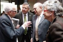 Fotografia de l'homenatge d'ACPV a Josep Lluís Bausset el febrer del 2010, amb Francisco Tomàs, rector de la Universitat de València, l'expresident de la Generalitat de Catalunya Jordi Pujol i la seva muller, Marta Ferrussola. Foto: M. A. Montesinos.