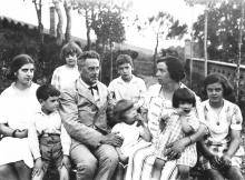 Estiu de 1926 a Can Folch de Plegamans. Josep Maria Folch i Torres i Maria Camarasa i Serra amb els seus set fills: d'esquerra a dreta M. Rosa, Jordi, Montserrat, Josep M., M. Lluïsa, Roser i Núria. © Fundació Folch i Torres.