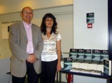 L'escriptor Rodolfo del Hoyo i Cinta Arasa durant la presentació d'<i>Arran de l'Ebre</i> a la llibreria Catalònia de Barcelona, el 2009.